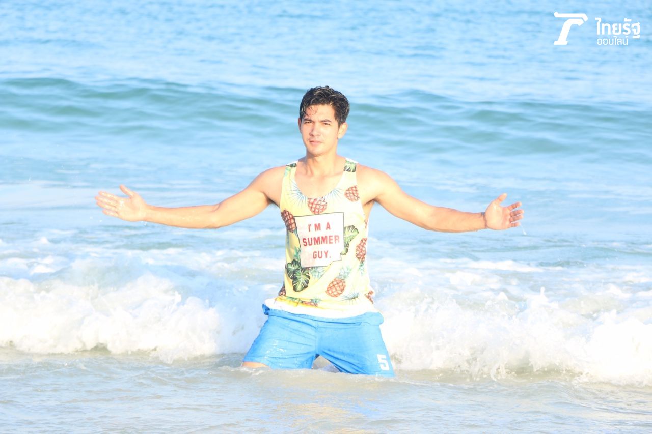 สบายๆ เย็นๆ แฟนคลับแอบบ่นแรง เข้มเล่นน้ำทำไมไม่ถอดเสื้อ