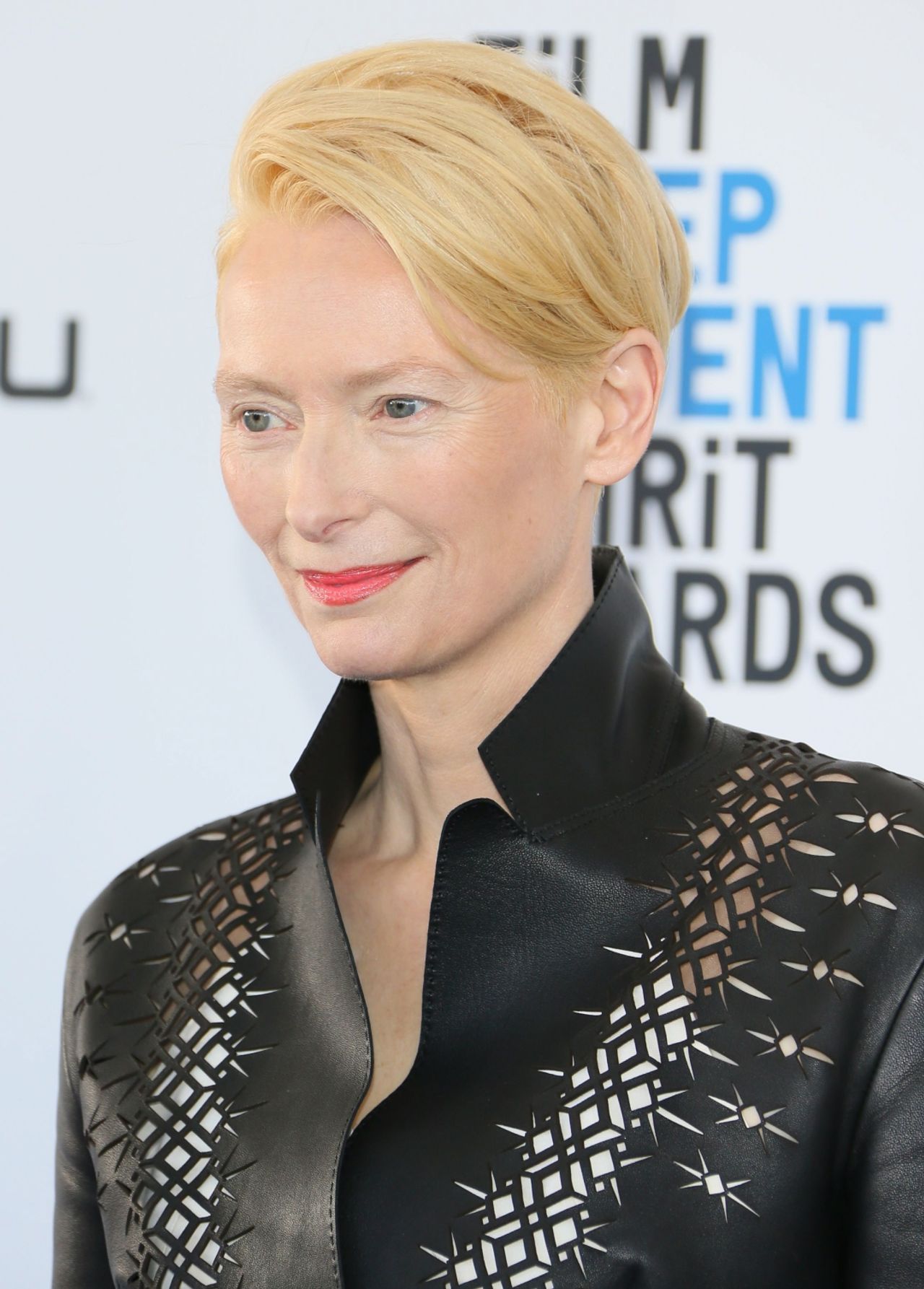 ชุดเก๋ไก๋ชนะมากๆ จาก ทิลด้า สวินตัน