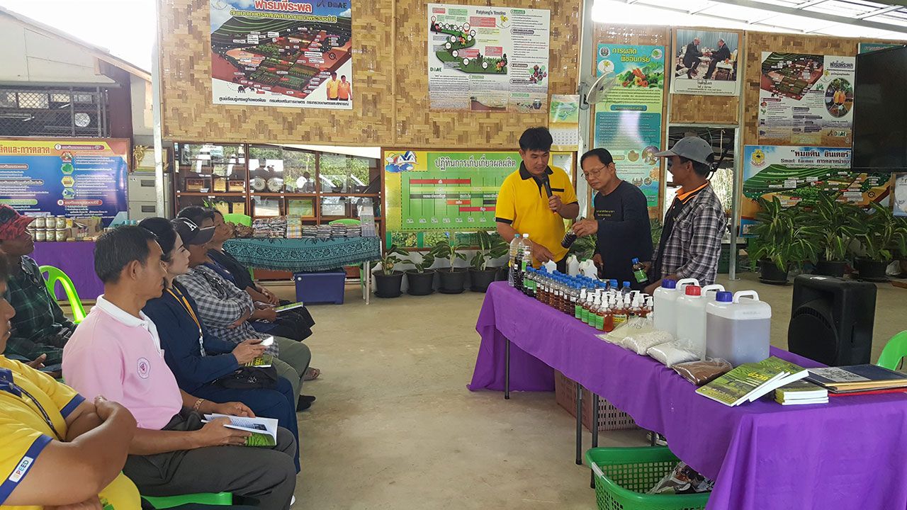 คุณพัฒน์พงษ์บรรยายเรื่องการทำเกษตรอินทรีย์.