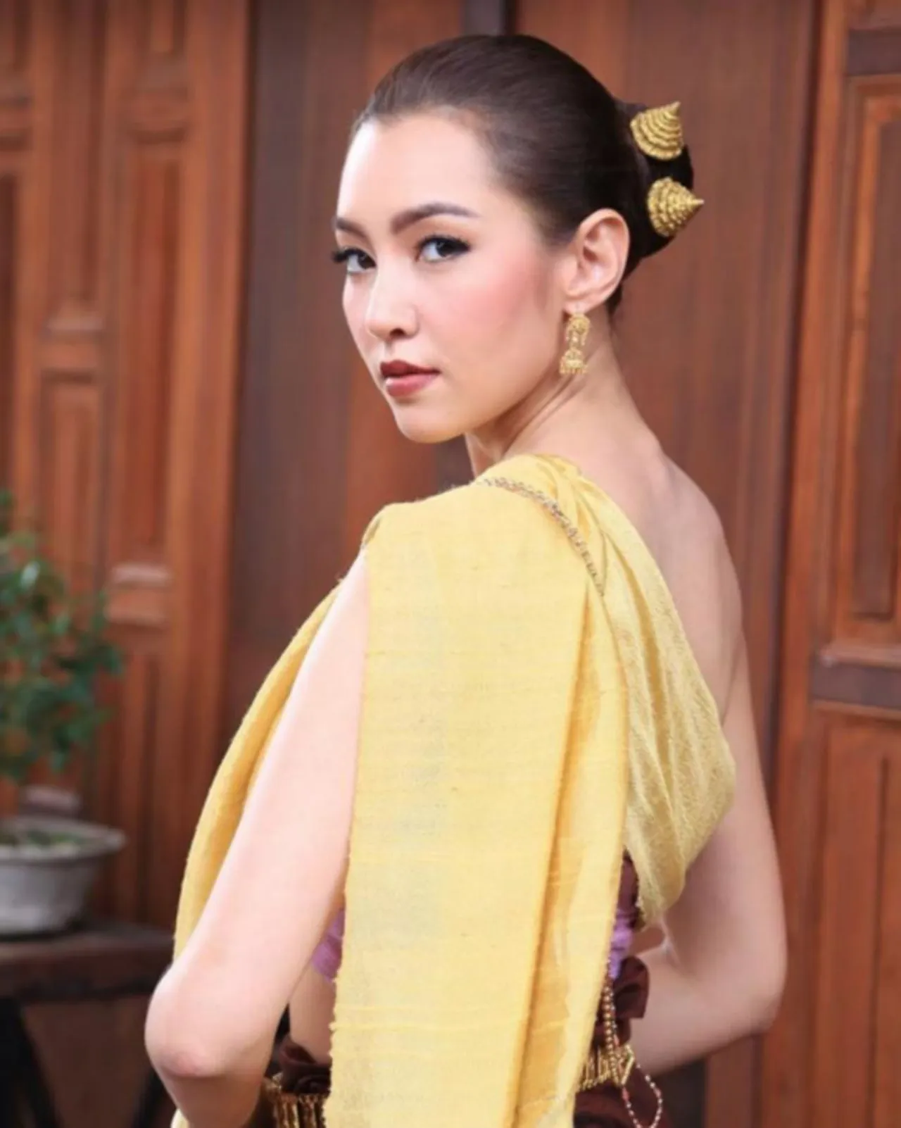 " ลิปสติก " แบบแม่หญิงกาละเกด