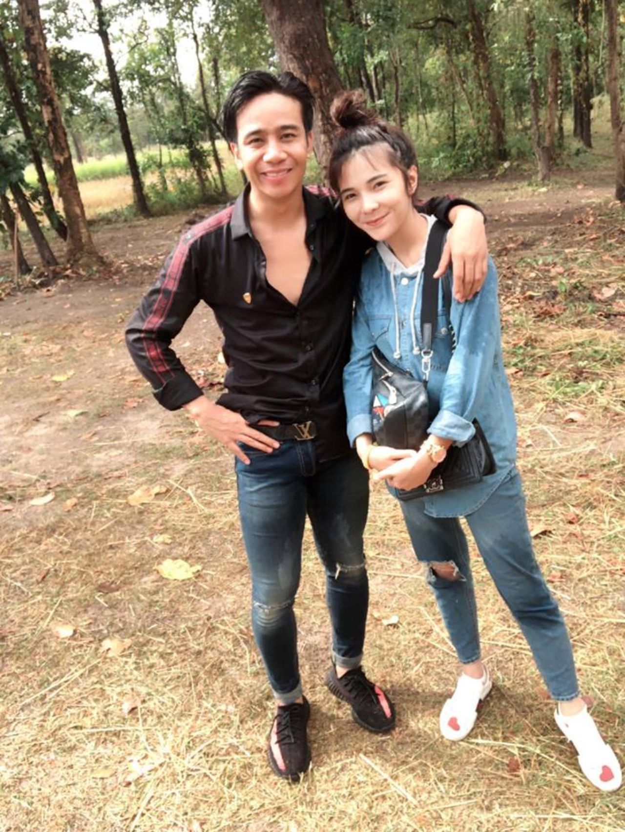 ใส่เสื้อยีนส์แบบฮู้ดดี้คู่กับกางเกงยีนส์ก็เข้ากัน