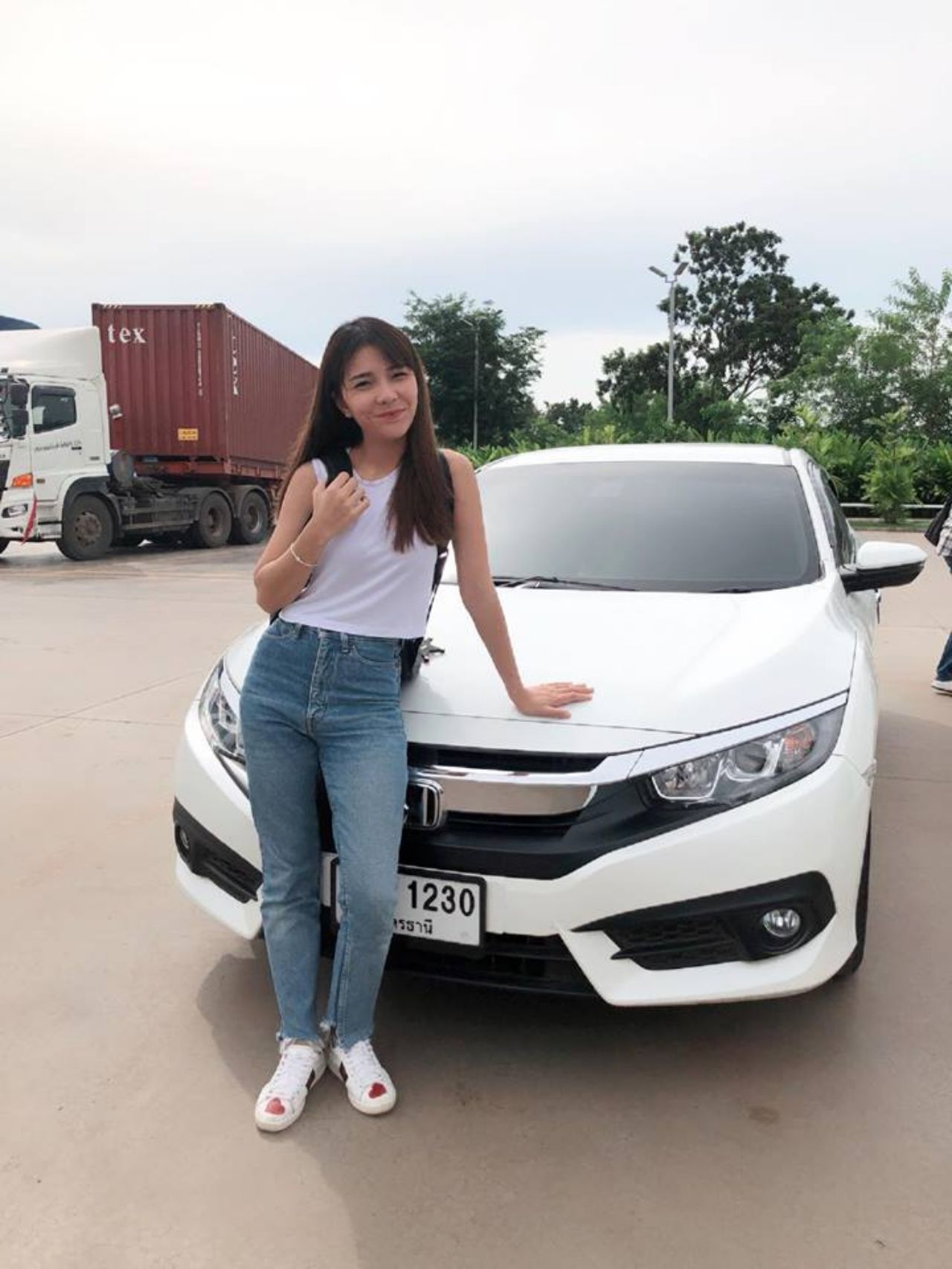 อีกหนึ่งวันสบายๆ ในเสื้อกล้ามสีขาว+กางเกงยีนส์