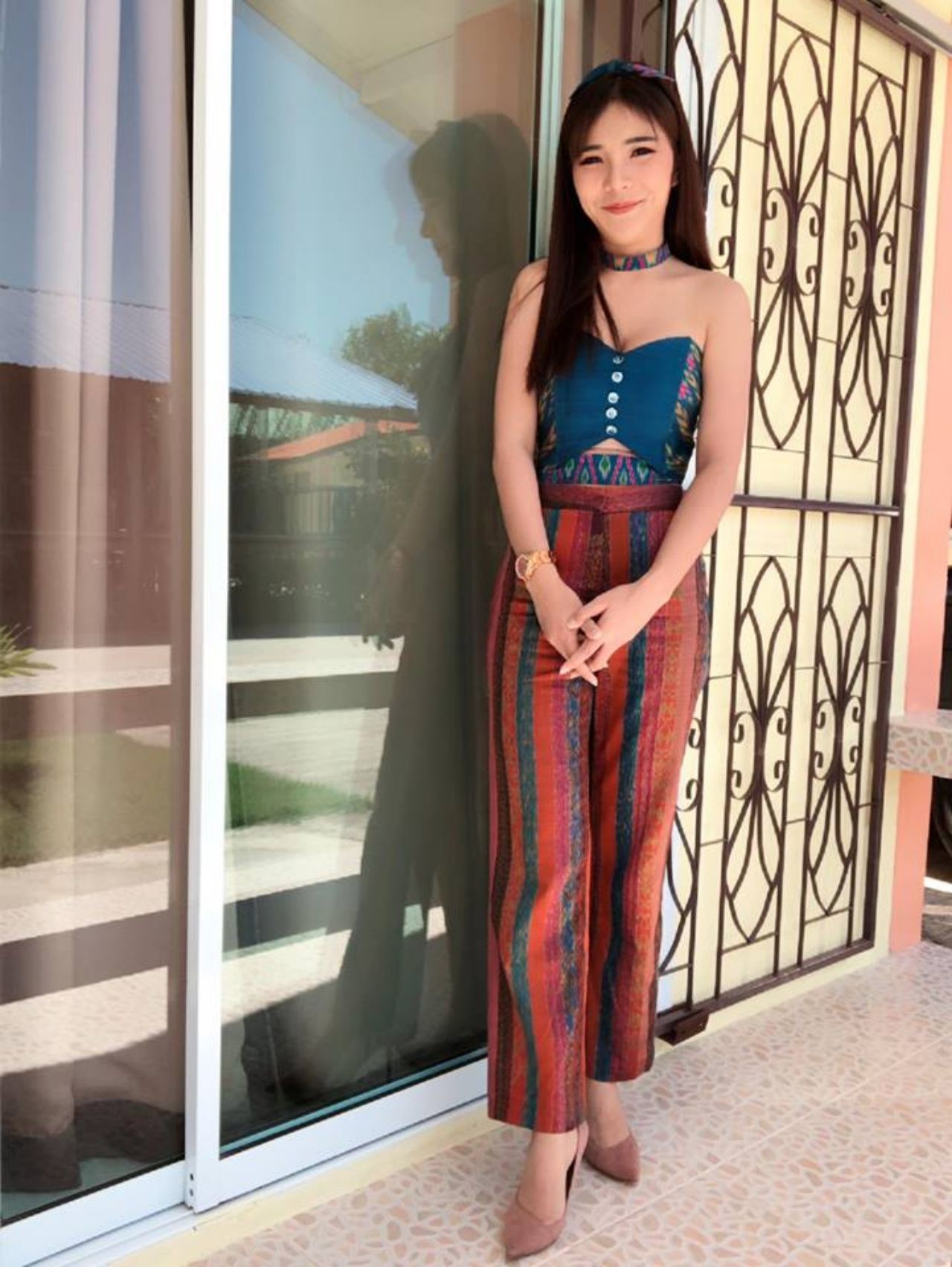 หวานปนเซ็กซี่ในชุดผ้าไทยเกาะอกและกางเกงขายาว