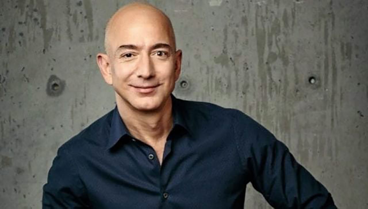 เจฟฟ์ เบซอส (Jeff Bezos) หรือที่รู้จักกันดีในนาม เจ้าพ่ออาณาจักรอเมซอน (Amazon)