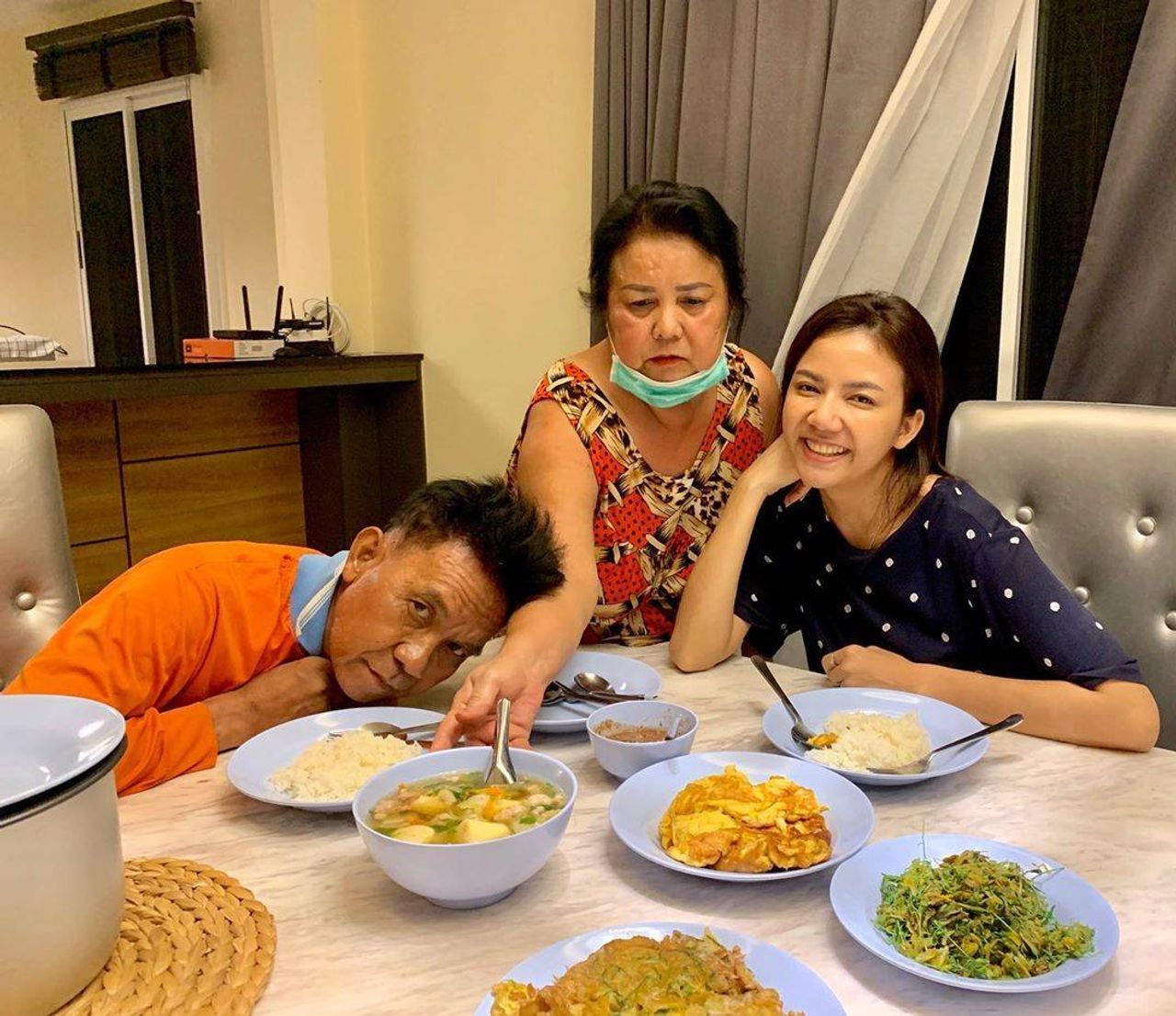 จ๊ะ อาร์สยาม และคุณพ่อคุณแม่ ขอบคุณภาพจากไอจี @jaja_nongpanee