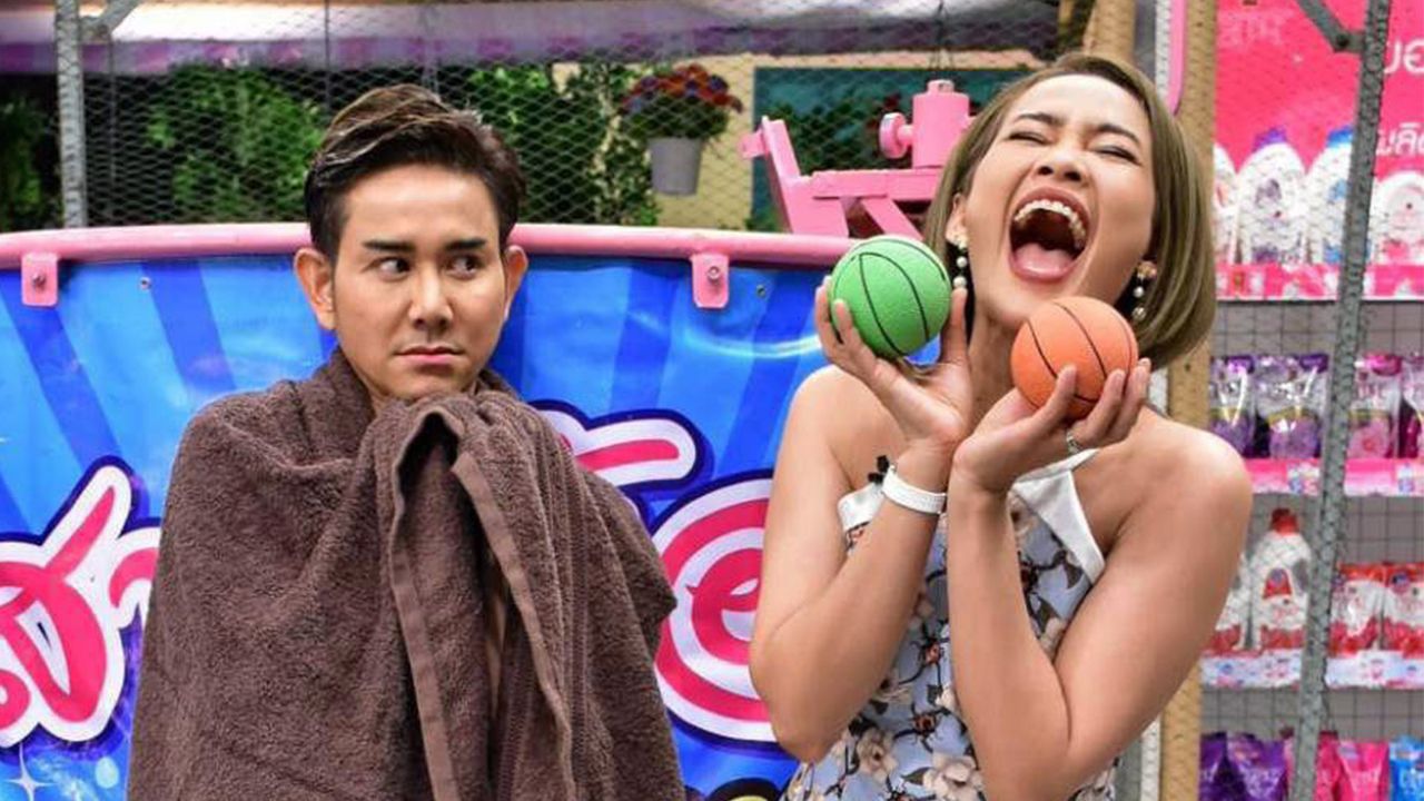 เอ ไชยา อัดรายการ “ตลาดสดพระราม ๔” เสร็จ กลับบ้านคงไม่ต้องอาบน้ำใหม่เพราะเล่นตกถัง “สาวน้อยตกน้ำ” ทั้งวัน...ก็แค่เปียกปอนชนิด กุงเกงในยังแห้งไม่ทันเลยคุ้นนนน.