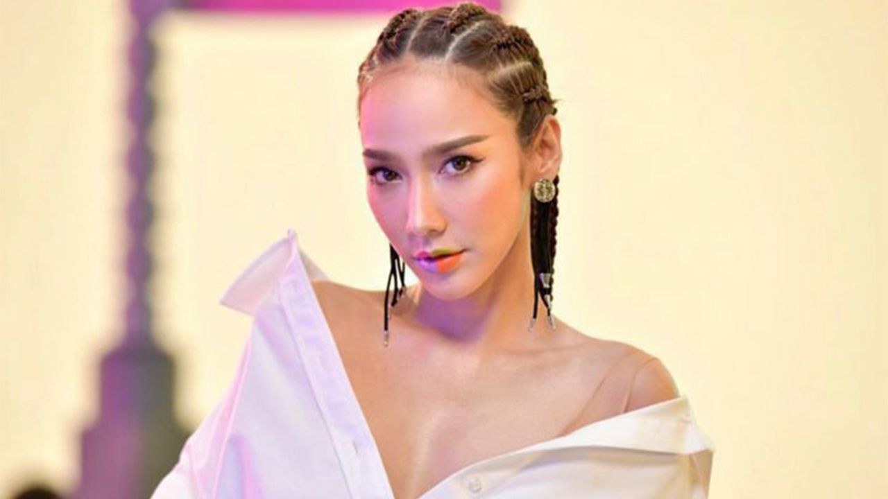 ลุคไหนๆก็เอาอยู่ อั้ม พัชราภา เปลี่ยนแนวเป็นสายมั่น พร้อมแคปชัน “ขอบ้าสักวัน” งานนี้ ไฮโซพก อดใจไม่ไหวคอมเมนต์แซวทันที...อูย...ย มดขึ้นไอจีก็งานนี้แหละ “แม่” คริๆ.