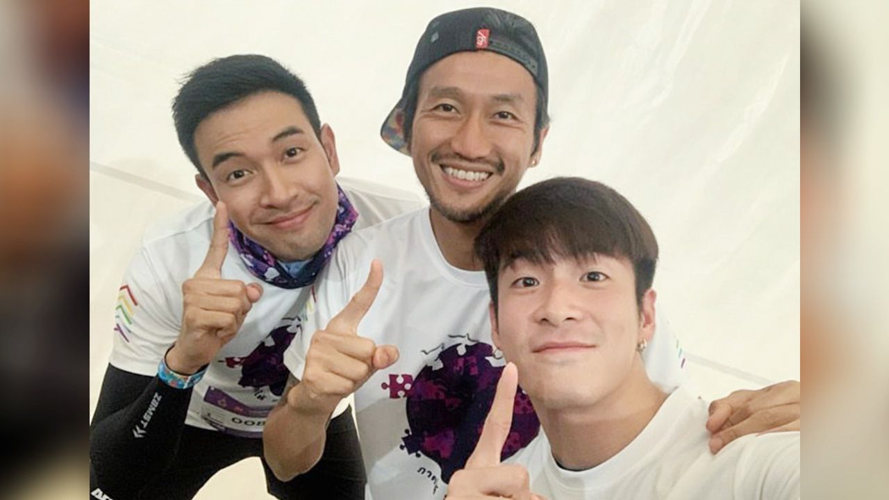 หลังจากมี พี่ตูน เป็นแรงบันดาลใจ อาเล็ก ธีรเดช ลุกขึ้นวิ่งกับ โครงการ “ก้าวคนละก้าว” ถึงแม้หลงทาง-ขาเดี้ยง แต่สาว เต้ย ชม “ภูมิใจ”...กำลังใจล้นมาแบบนี้หายเจ็บเลยมั้ย ตี๋ คริๆ.