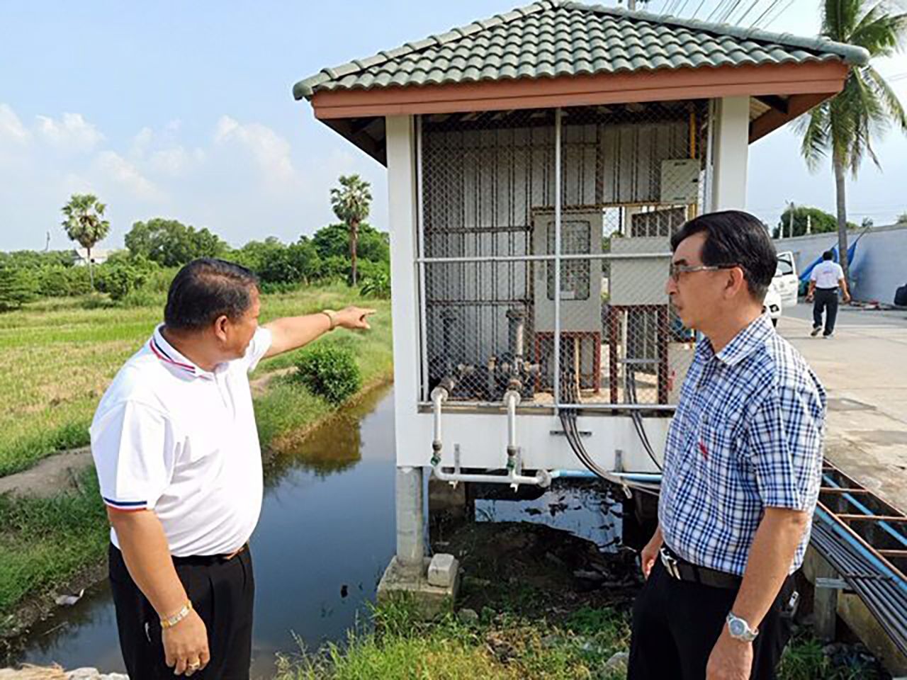 นายเสวก ประเสริฐสุข นายก อบต.เชียงรากใหญ่ อ.สามโคก จ.ปทุมธานี อธิบายการทำงานของเครื่องบำบัดน้ำเสียให้เป็นน้ำดีคืนกลับสู่ชุมชน.