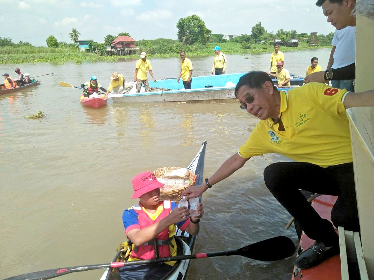 พล.ต.ท.คำรณวิทย์ ธูปกระจ่าง มอบน้ำดื่มเป็นกำลังใจแก่ชาวบ้านที่พายเรือช่วยเก็บผักตบชวาในแม่น้ำเจ้าพระยา เพื่อให้การจราจรทางน้ำสะดวกยิ่งขึ้น.