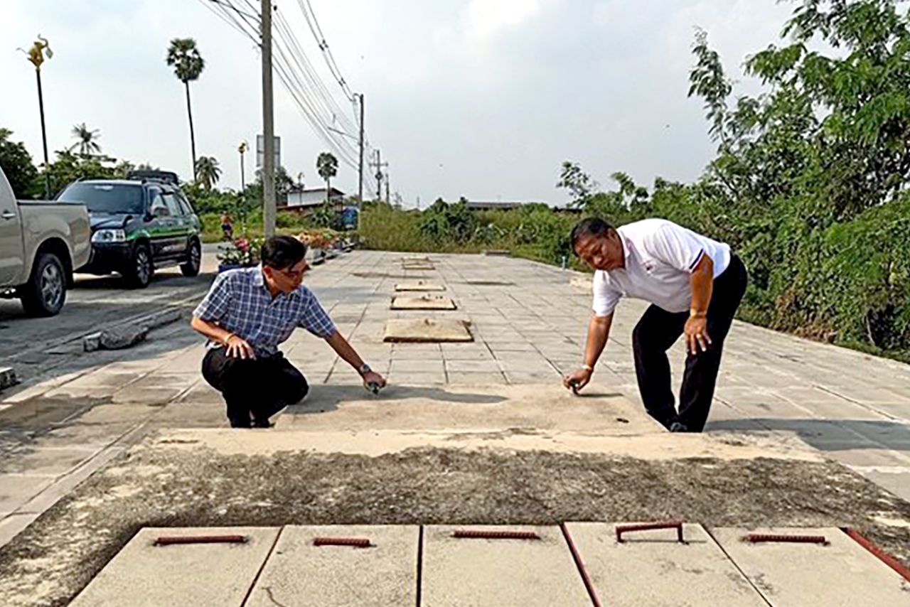 ถังบำบัดน้ำเสียขนาดใหญ่ฝังอยู่ใต้ดิน ในขั้นตอนสุดท้ายเพื่อพักน้ำให้เกิดการตกตะกอนแล้วปั๊มน้ำเข้าเครื่องกรองคลอรีน ก่อนจ่ายน้ำใช้.