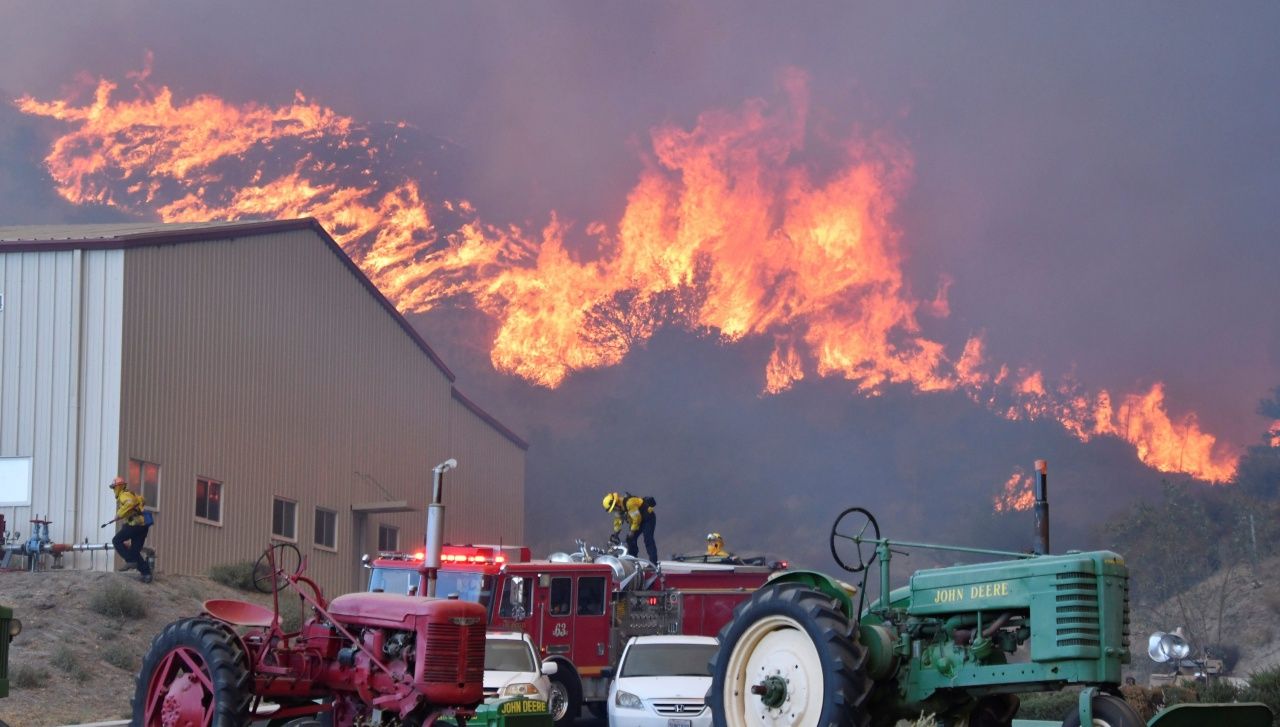 เกิดไฟป่ารุนแรงที่แคนยอน คันทรี ตอนเหนือของนครลอสแอนเจลิส รัฐแคลิฟอร์เนีย