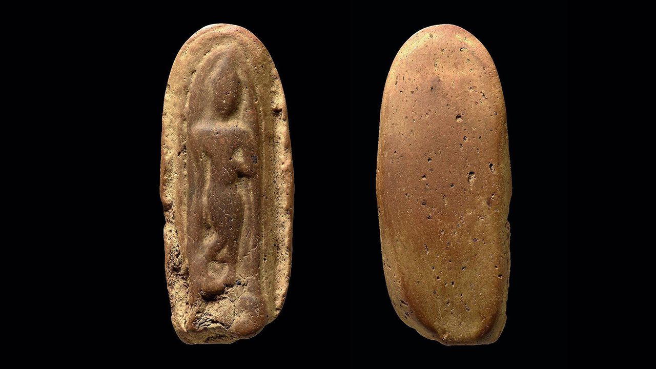 พระกำแพงลีลา เม็ดขนุน กรุลานทุ่งเศรษฐี กำแพงเพชร ของ สมหวัง เวียงจันทน์.