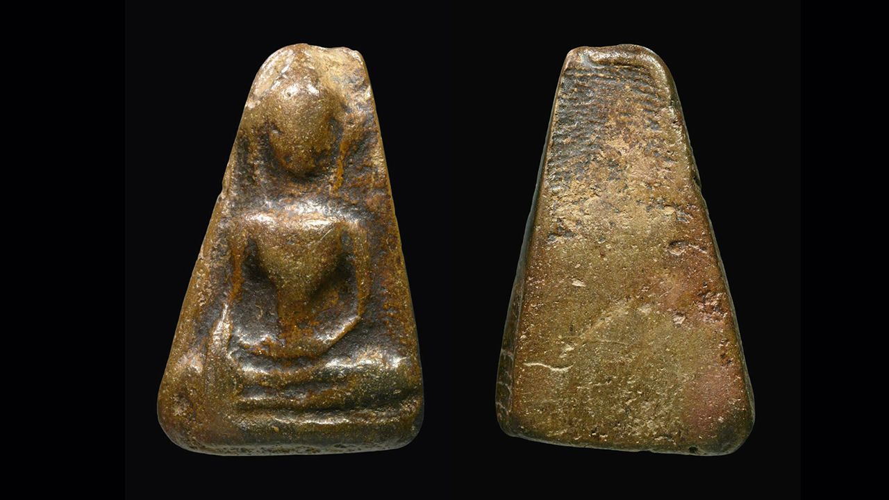 พระผงสุพรรณ พิมพ์หน้ากลาง กรุวัดพระศรีรัตนมหาธาตุ สุพรรณบุรี ของ วชิรพงศ์ วีรารักษ์.