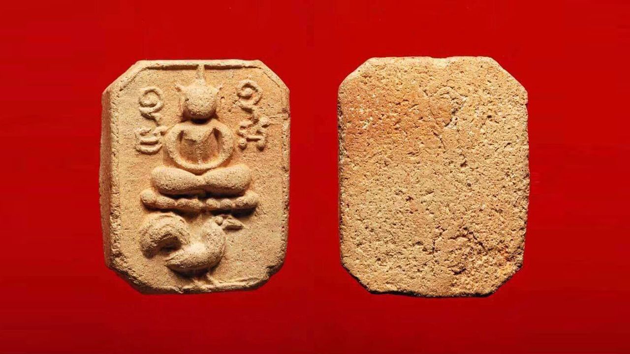 พระพิมพ์ไก่หางพวง หลวงพ่อปาน วัดบางนมโค ของ อาร์ต ราชพฤกษ์.