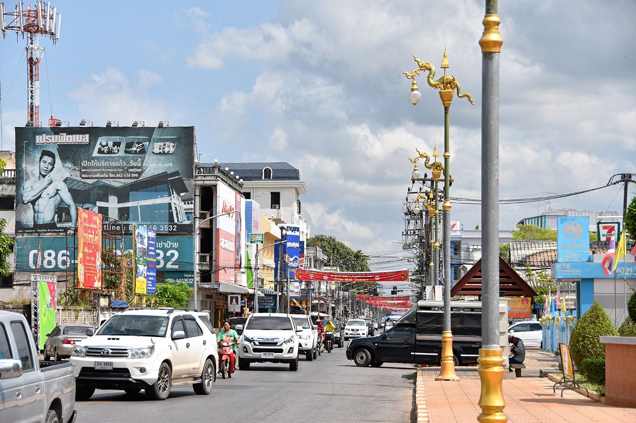 สภาพย่านการค้าในตัวเมืองหนองคาย ที่ทางเทศบาลเมืองหนองคายวางโครงการนำสายไฟฟ้าร้อยท่อลงใต้ดินทั้งหมดเพื่อให้เกิดความสวยงาม.