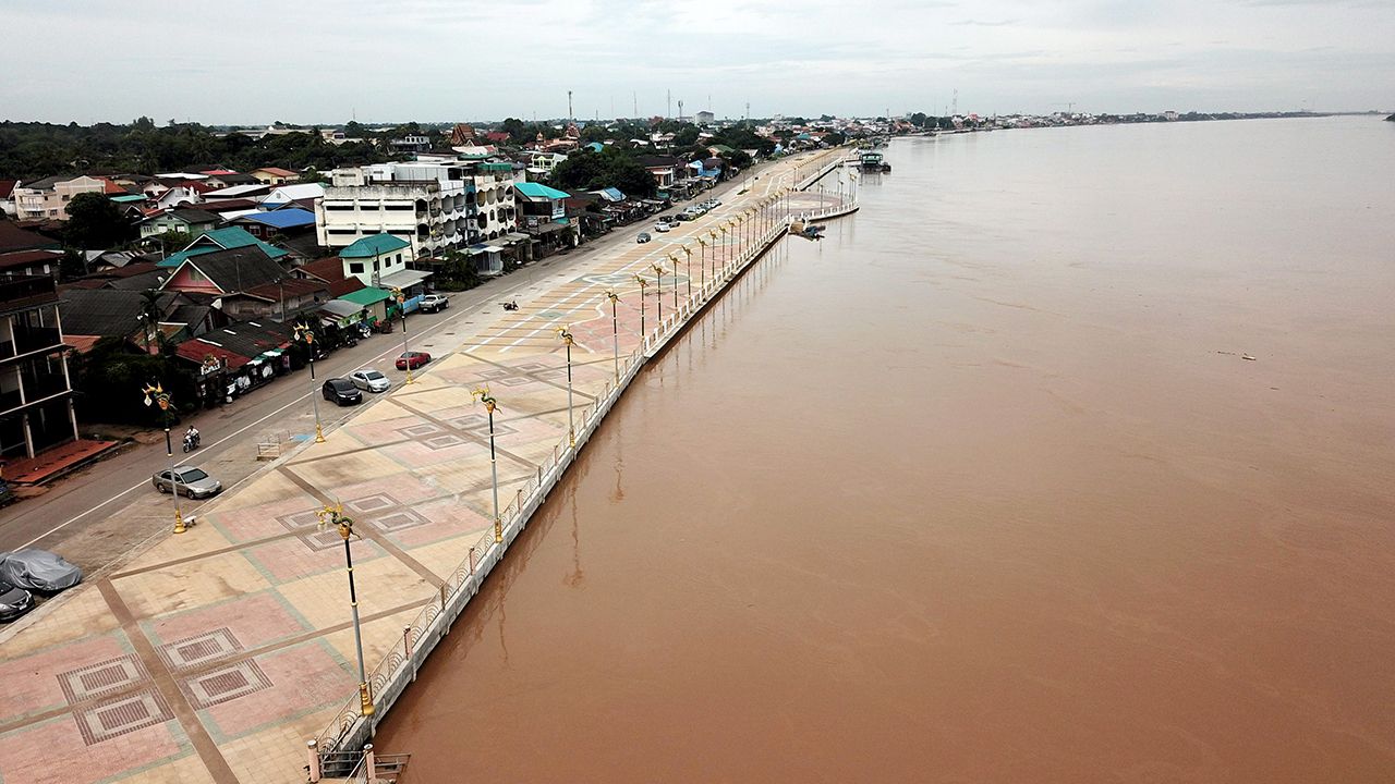 ลานวัฒนธรรม เทศบาลเมืองหนองคาย ที่ก่อสร้างตามแนวยาวเลียบแม่น้ำโขง เพื่อให้ประชาชนใช้เป็นที่พักผ่อนและจัดงานเทศกาลต่างๆ.