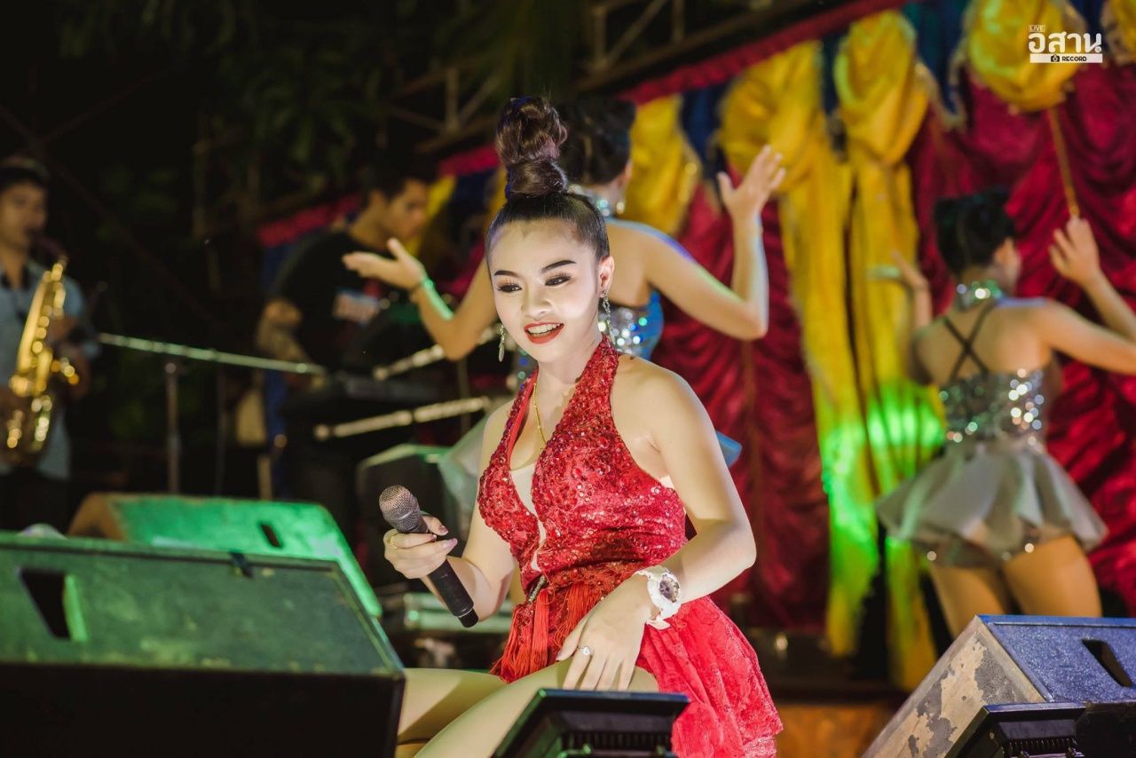 ใบปอ รัตติยา ราชินีรถแห่