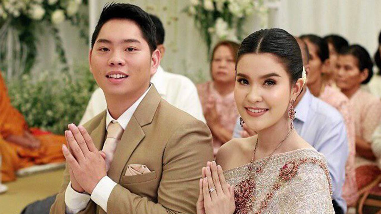 นักร้องสาว เปาวลี เข้าพิธีแต่งงานกับ เอิร์ธ กานต์ ทายาท ซูโม่กิ๊ก นอกจาก “เจ้าสาว” เปิดบ้านหรูออกสื่อครั้งแรก แขกเหรื่อยังเตะตากับ “แหวนเพชร” เจ้าสาวเม็ดเป้งมาก...โอ๊ยๆ แสบตาจุง.