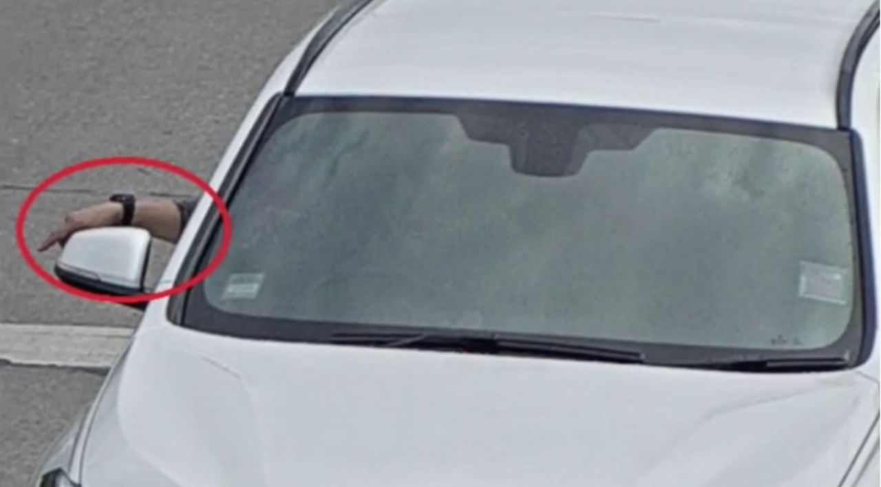 กล้องที่สี่แยกบิ๊กซีหางดง ถนนเชียงใหม่-ฮอด ตำบลแม่เหียะ อำเภอเมือง จังหวัดเชียงใหม่ ได้บันทึกภาพรถยนต์เก๋งของผู้ตาย มีคนขับลักษณะคล้ายผู้ชาย ชูแขนออกมา 