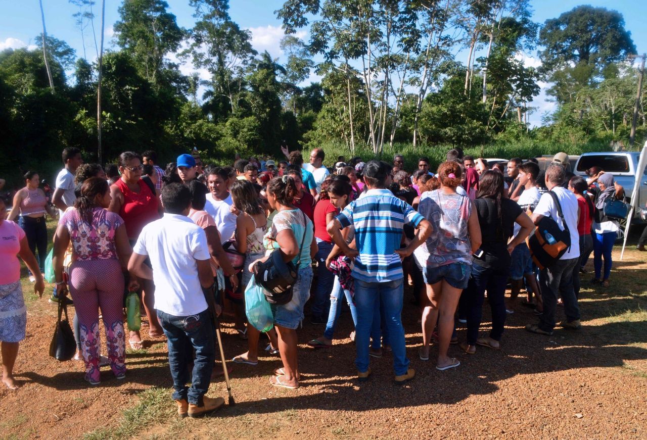 บรรดาญาติพี่น้องนักโทษ มายังเรือนจำอัลตามิรา เพื่อติตามข่าวคนในครอบครัวที่ถูกคุมขังที่นี่ หลังเกิดเหตุจลาจลรุนแรง