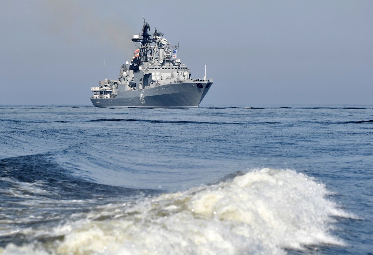 เรือรบขนาดใหญ่ต่อต้านเรือดำน้ำ  Severomorsk ของกองทัพเรือรัสเซีย ในพิธีสวนสนามทางเรือ