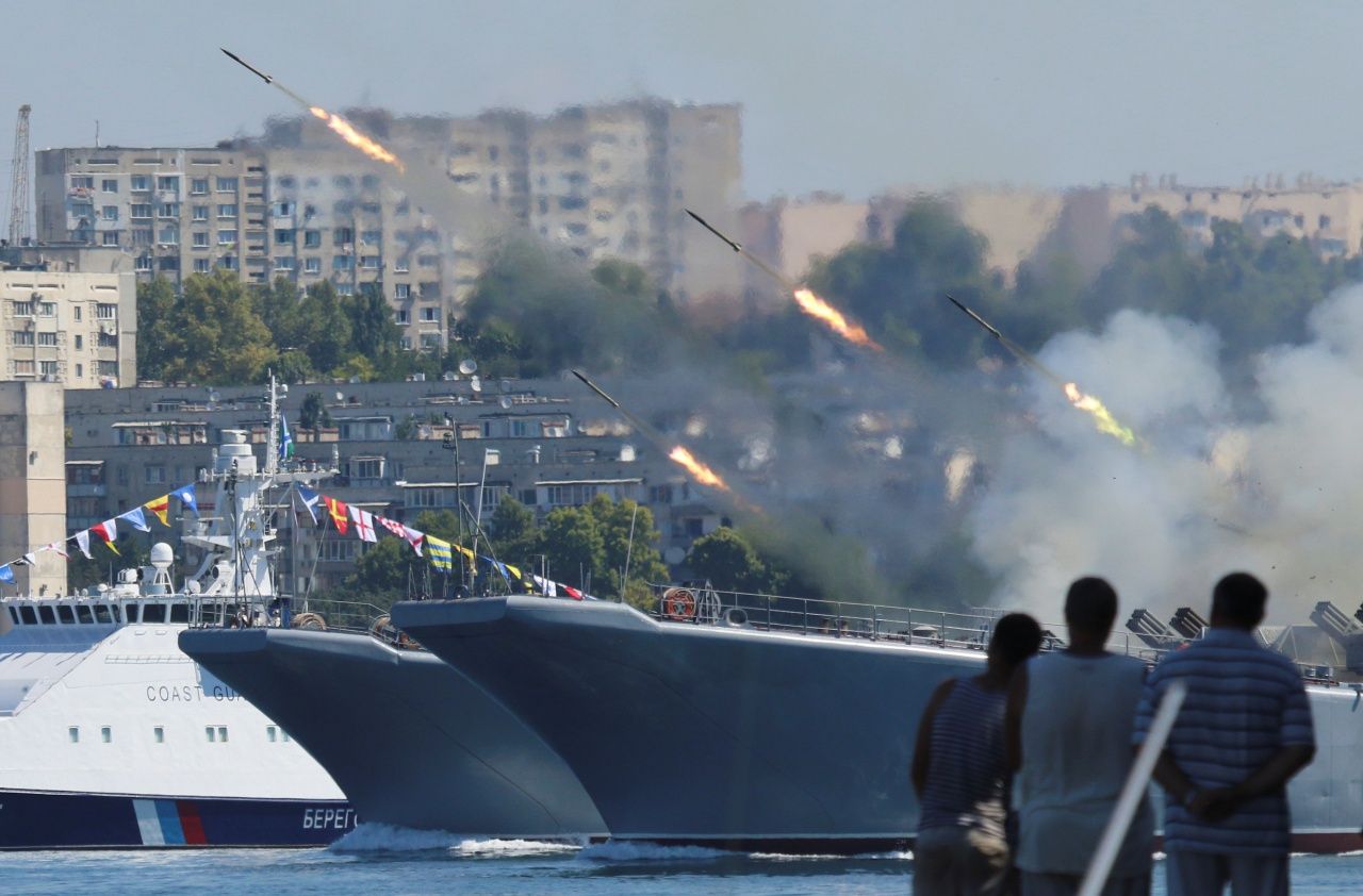 ประชาชนชมการ ยิงขีปนาวุธ ในพิธีสวนสนามทางเรือ