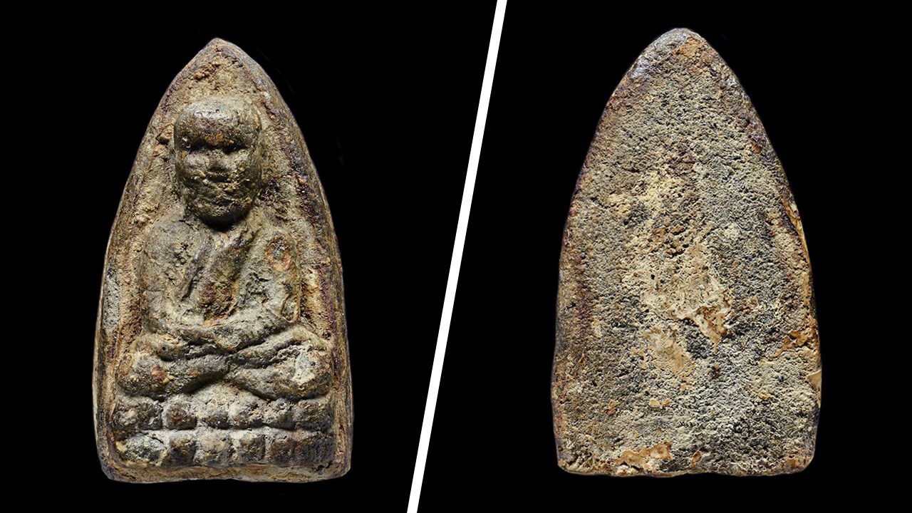 พระเนื้อว่าน พิมพ์ใหญ่นิยม A หัวขีด รุ่นแรก พ.ศ.๒๔๙๗ หลวงปู่ทวด วัดช้างให้ ปัตตานี ของ อนุศักดิ์ กิติศิริสวัสดิ์.