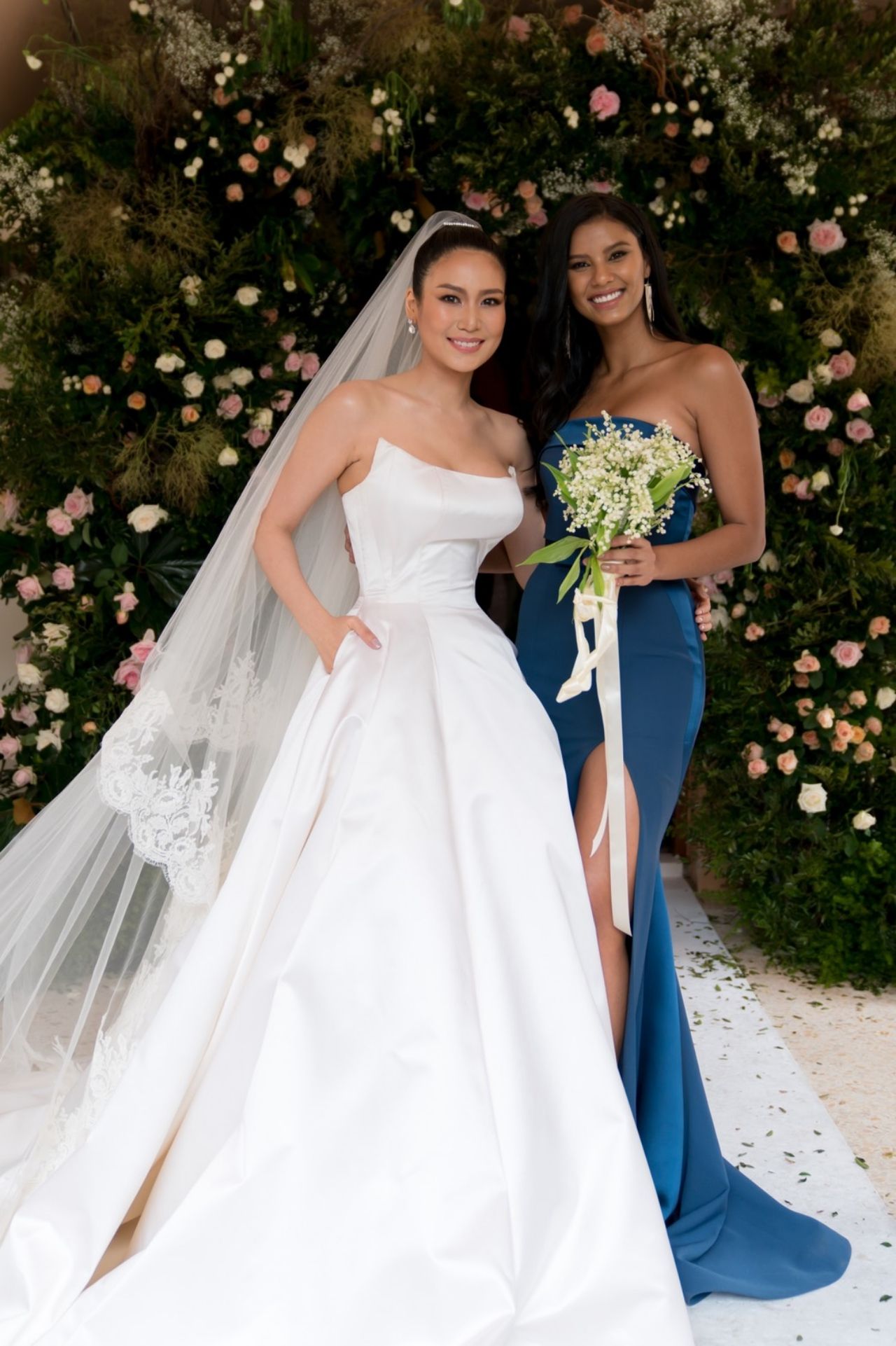 แทมารีน กรีน รูมเมทคนสนิทของสาวนิ้งเมื่อครั้งตอนประกวดมิสยูนิเวิร์ส 2018 จากประเทศแอฟริกาใต้ ก็เป็นผู้ได้รับช่อดอกไม้จากคู่บ่าวสาวไปครองค่ะ