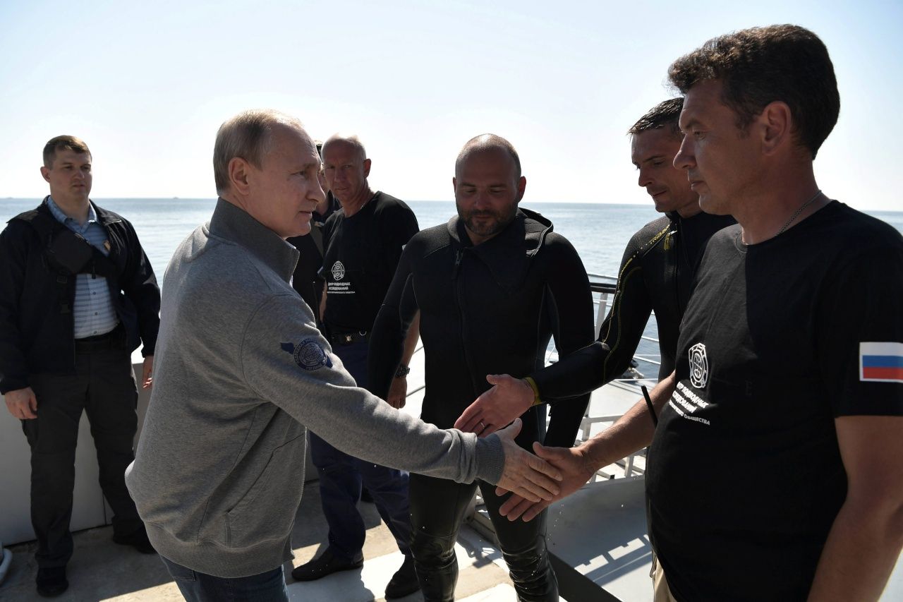 ประธานาธิบดีวลาดิเมียร์ ปูติน จับมือกับทีมงานสำรวจใต้น้ำครั้งนี้  หลังขึ้นมาจากก้นทะเล