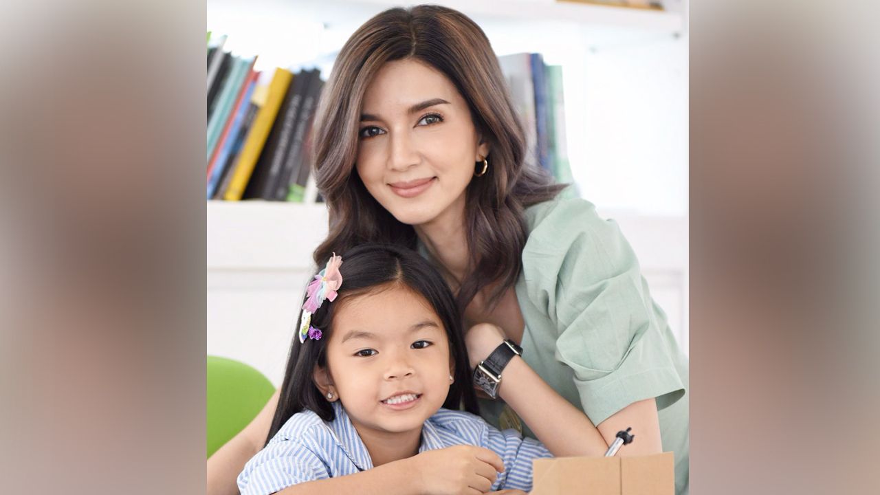 กลับไปอยู่บ้านปู่ย่าที่ จ.บุรีรัมย์ มา 5 วัน มะลิ ต้องเล่นซุปเปอร์ฮีโร่กับน้อง แถมเล่นเป็น ฮัก ยักษ์เขียว แม่โบว์ บอกถึงขั้นไม่ยอมรับโทรศัพท์แม่ กลัวโดนตามกลับบ้าน... โถๆๆ ลวกเพ่ติดลมซะงั้น.