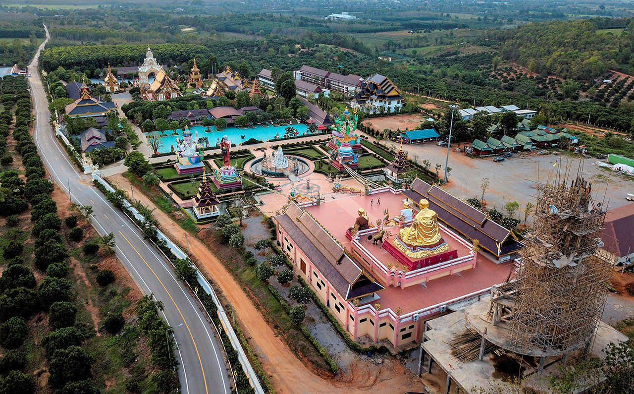 บรรยากาศภายใน วัดแสงแก้วโพธิญาณ อ.แม่สรวย มีรูปปั้นขนาดใหญ่ของ ครูบาศรีวิชัย พระนักบุญแห่งชาวล้านนา หลวงปู่ทวด หลวงปู่มั่น และเทวรูปต่างๆ ดึงดูดนักท่องเที่ยวชาวไทยและต่างประเทศ.