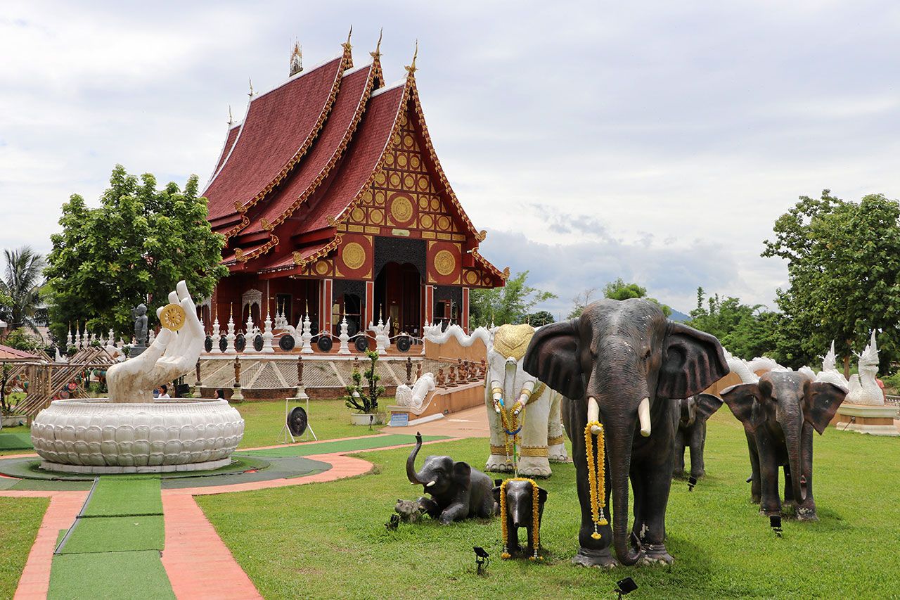 พระเจ้าอินสานและวิหาร วัดหิรัญญาวาส (เหมืองแดงน้อย) ต.เกาะช้าง อ.แม่สาย สร้างด้วยไม้ไผ่ใหญ่ที่สุดในโลก.
