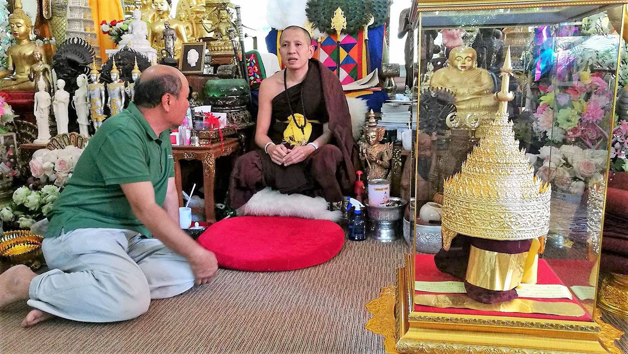 ครูบาอริยชาติ อริยจิตโต หรือ เจ้าคุณพระภาวนารัตนญาณ เจ้าอาวาสวัดแสงแก้วโพธิญาณ อ.แม่สรวย ชาวไทยและต่างชาติไปกราบไหว้ขอพร.
