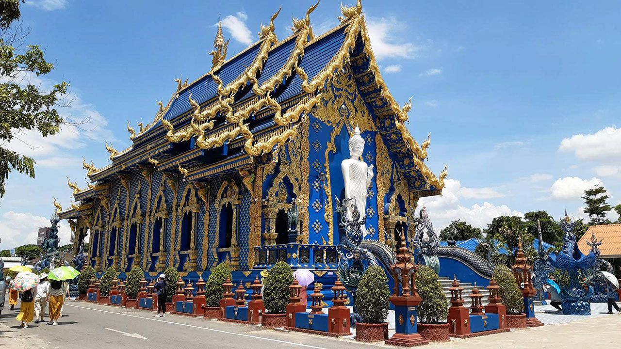 พระอุโบสถ วัดร่องเสือเต้น ต.ริมกก อ.เมือง ประติมากรรมไทยประยุกต์ใช้โทนสีน้ำเงินฟ้า มีความสวยงดงามแปลกตาจากฝีมือศิลปิน นายพุทธา กาบแก้ว หรือ สล่านก มีนักท่องเที่ยวไปเที่ยวชมมาก.