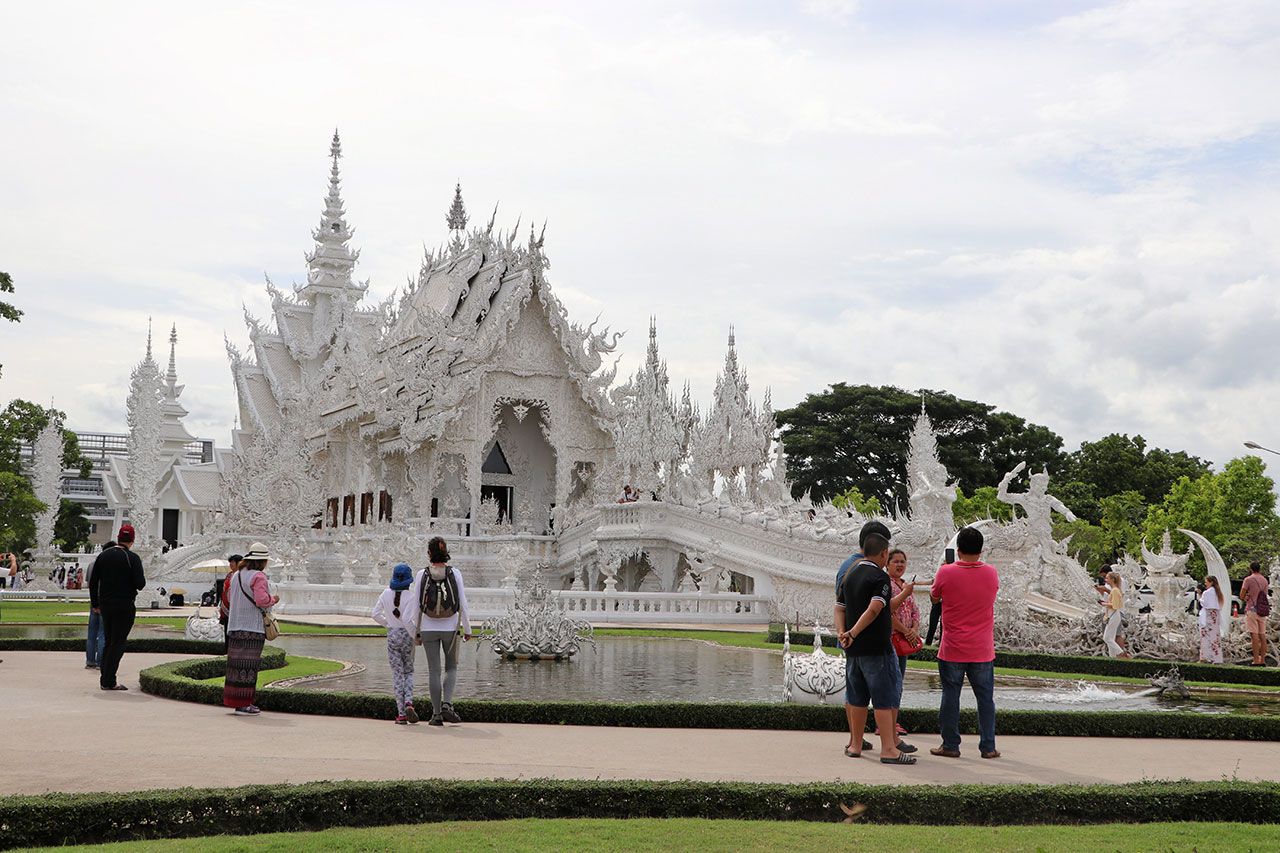 วัดร่องขุ่น ต.ป่าอ้อดอนชัย อ.เมืองเชียงราย งานสร้างพุทธศิลป์ เอกลักษณ์เฉพาะตัว ของ อ.เฉลิมชัย โฆษิตพิพัฒน์ ศิลปินแห่งชาติ.