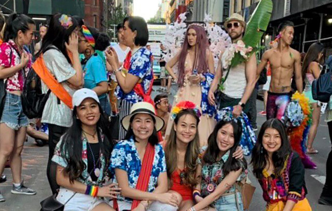 งานระดับโลก มณฑิรา ประคองพันธ์ รอง ผอ.ททท.สนง.นิวยอร์ก สหรัฐฯ จัดขบวนพาเหรดไทย ร่วมงาน “World Pride Parade” เฉลิมฉลองประจำปีของ ชาว LGBTQ ใจกลางเมืองแมนฮัตตัน มหานครนิวยอร์ก.