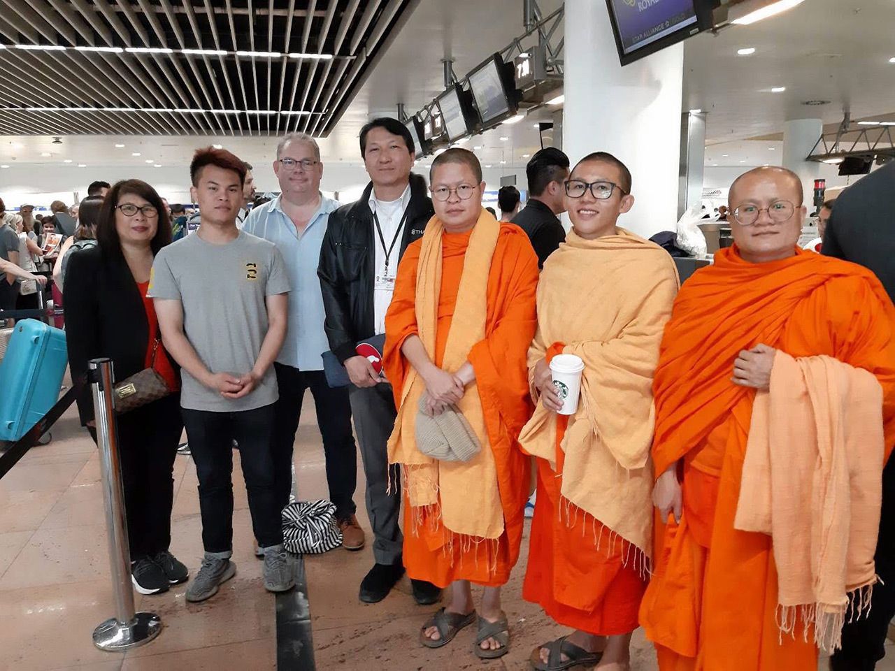 กลับไทย อัษฎายศ พงษ์ภมร นายสถานีการบินไทย ประจำสนามบินกรุงบรัสเซลส์ ประเทศเบลเยียม ร่วมส่ง พระมหาวุฒิชัย วชิรเมธี (ว.วชิรเมธี) เดินทางกลับประเทศไทย หลังเสร็จสิ้นภารกิจเผยแผ่ธรรมะในยุโรป 6 ประเทศ.