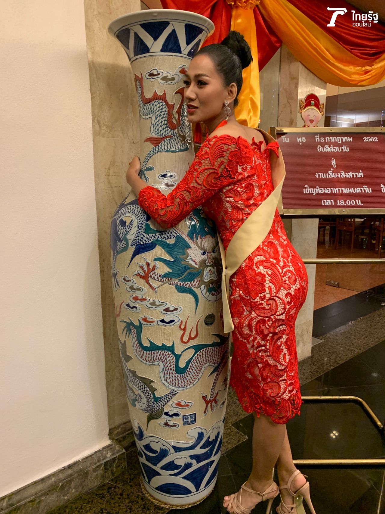 นอกจากจะรักเด็ก รักธรรมชาติสิ่งแวดล้อมแล้ว ยังรักแจกันยักษ์หน้าภัตตาคารอีกด้วย 