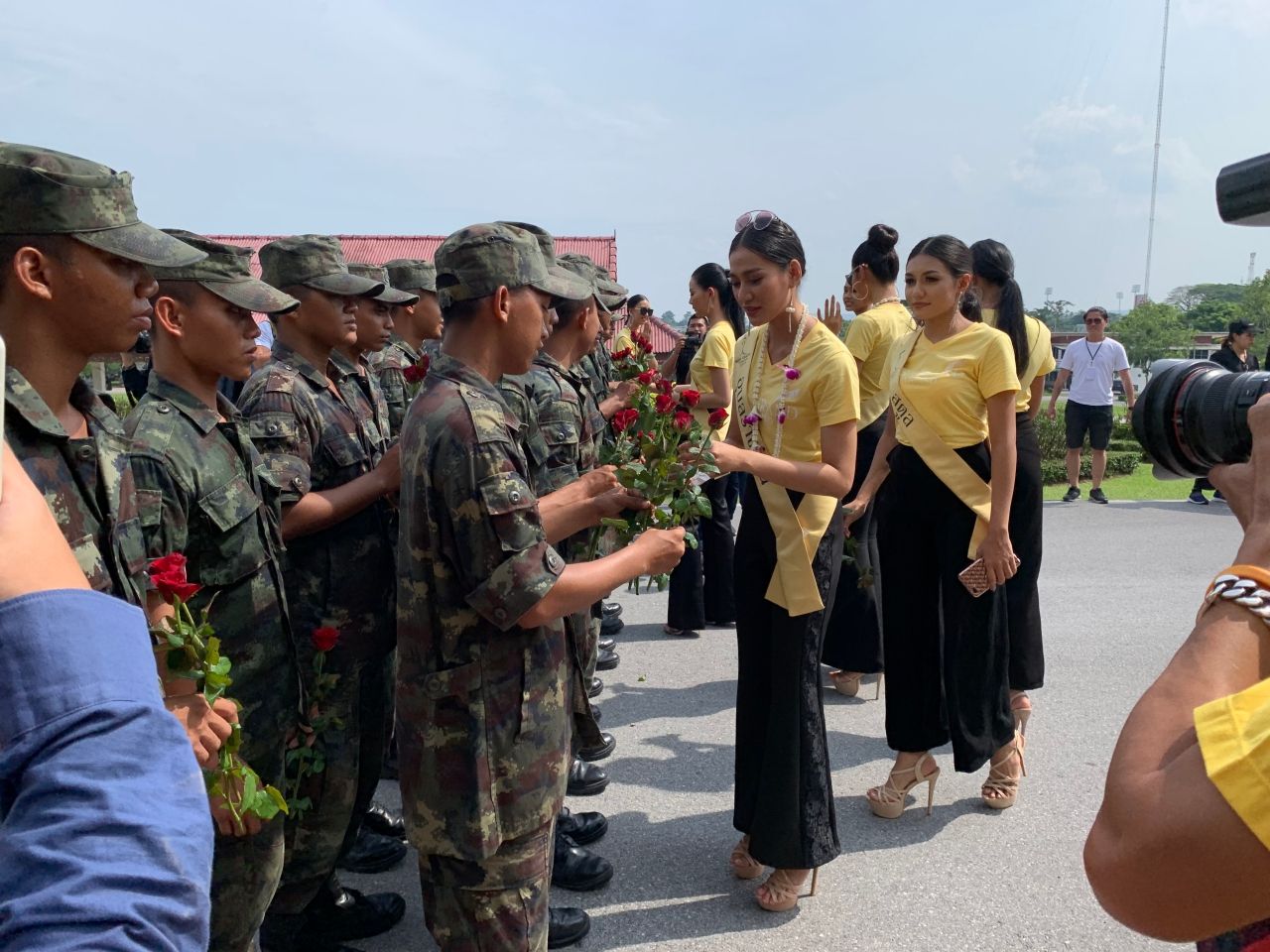 พลังใจส่งต่อให้กัน ทั้งผู้ให้และผู้รับต่างสุขใจ ที่กองอำนวยการรักษาความมั่นคงภายในราชอาณาจักร (กอ.รมน.) ที่ยะลา 