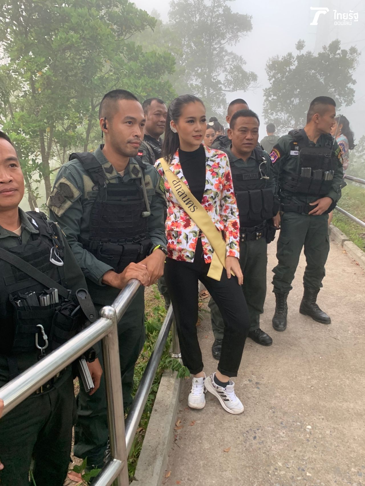 โดดเด่นเด้ง อบอุ่นใจท่ามกลามตำรวจแน่นอก