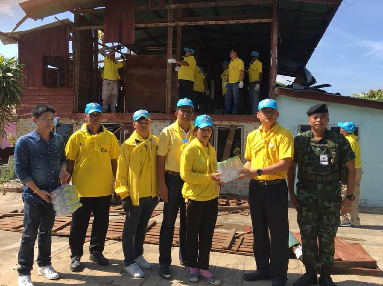 จิตอาสาตลาดน้อย ร่วมรื้อบ้านที่ถูกวาตภัย ม.7 บ้านคลองมะเกลือ ตำบลตลาดน้อย