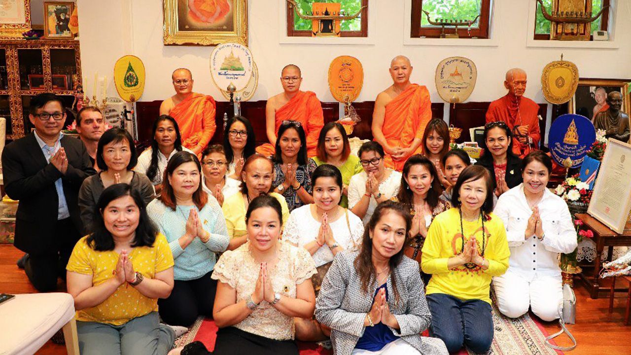 อิ่มบุญ พระมหาวุฒิชัย วชิรเมธี (ว.วชิรเมธี) รับนิมนต์ไปบรรยายธรรม หัวข้อ “ปาฏิหาริย์ แห่งความทุกข์” ให้ชาวไทยฟัง ที่วัดไทยธรรมาราม เมืองวอเตอร์ลู ประเทศเบลเยียม มี บุญธง ก่อมงคลกูล ไปร่วมต้อนรับ.