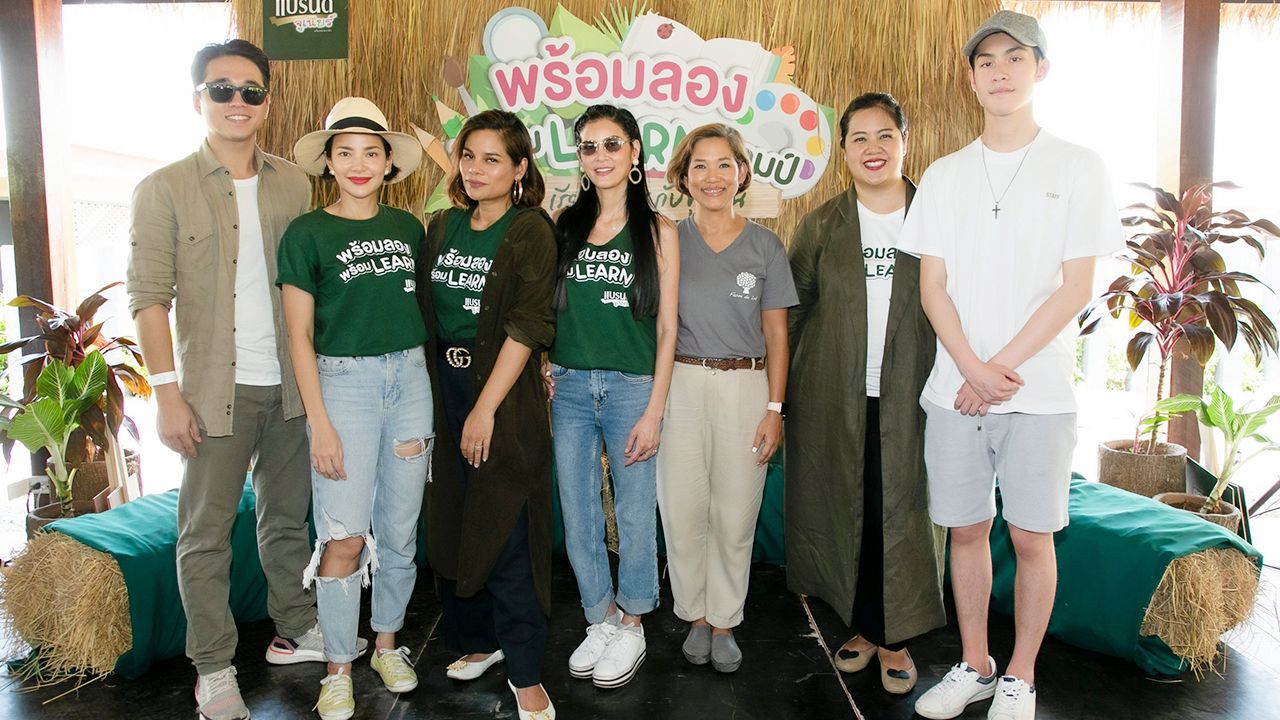 เก็บขยะ เก็จมณี วรรธนะสิน ผุดไอเดียปลูกฝังจิตสำนึกเรื่องแยกขยะให้กับเด็กๆ จับมือ แบรนด์จูเนียร์ และ Farm de Lek จัดกิจกรรม “พร้อมลอง พร้อม Learn ตอน เรียนรู้ขยะกับชุมชน ใน 1 วัน” มี  อรญา หอมเศรษฐี, เปรมฤดี ตันติเวชกุล, จิณเจษฎ์ วรรธนะสิน,  โอปอล์–ปาณิสรา, อ้อม–พิยดา ร่วมงานที่ Farm de Lek จ.นครนายก.