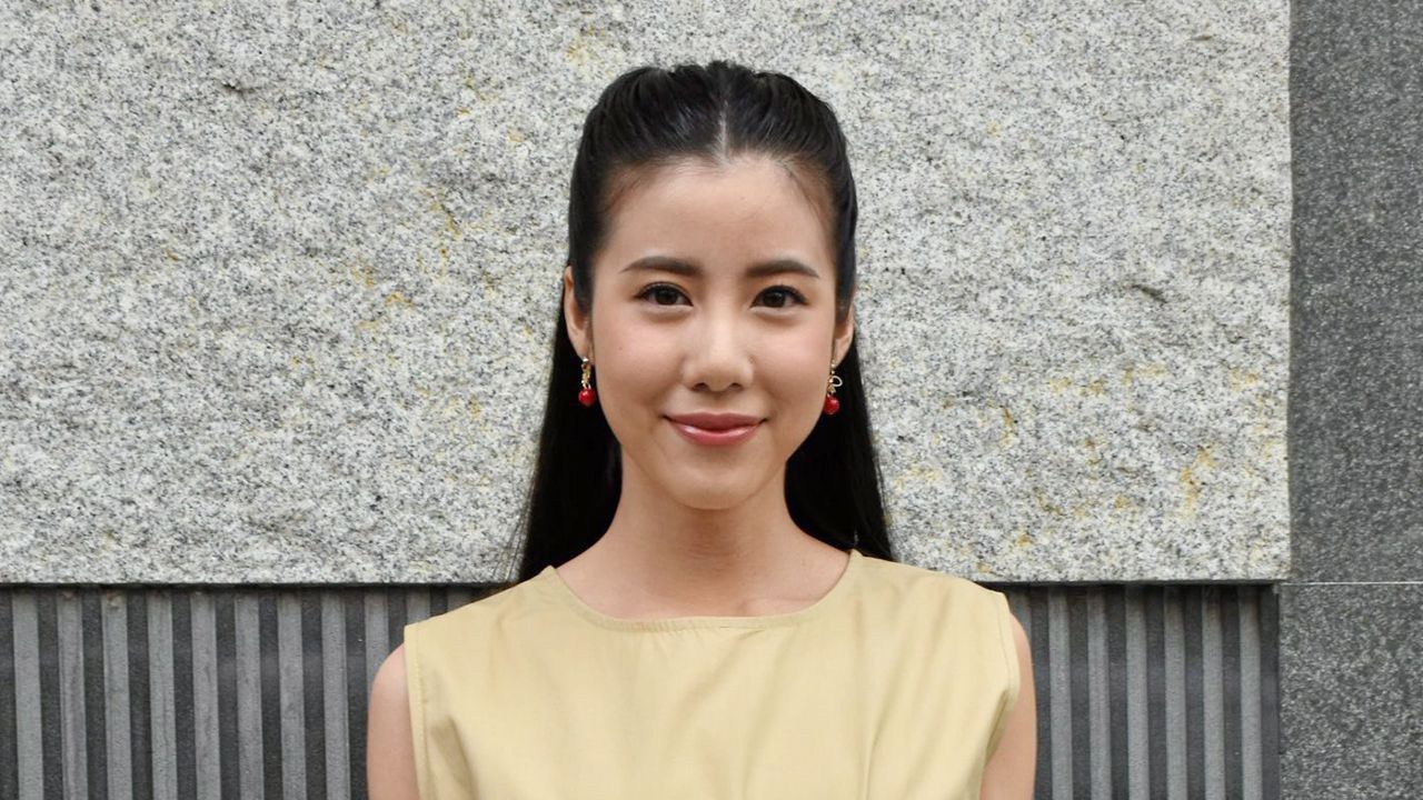 ส่วน เคน-ภูภูมิ ก็ตกเป็นข่าวกับเน็ตไอดอล ออฟฟี่ แต่แฟนสาว เอสเธอร์ ไม่สะดุ้งสะเทือน เพราะมั่นใจในตัวพี่เค้า ส่วนอดีตจะเคยทำอะไรมองข้ามไปดีกว่า...โชคดีของ เคน ไป!