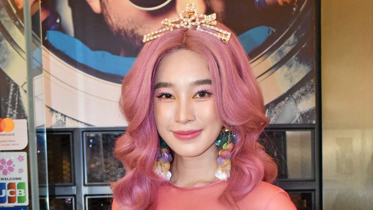 ไม่เพียง ปั้นจั่น-ปรมะ ที่โดนดราม่าการ เมือง แม้แต่คนข้างๆอย่าง ฐิสา–วริฏฐิสา ก็พลอยฟ้าพลอยฝนไปด้วย แต่นาง– เอกสาวยืนยันไม่กระทบความสัมพันธ์...ต้องร่วมทุกข์ร่วมสุขกันยังงี้สิ!