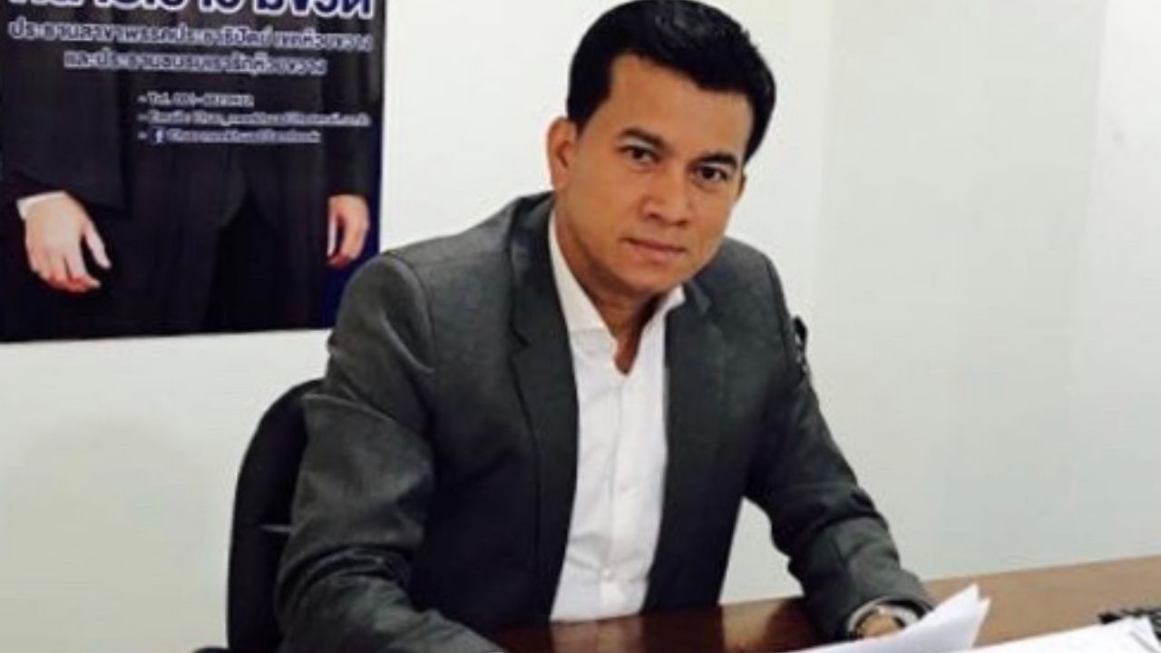 ทนายเชาว์ มีขวด ทนายความอาสา อดีตรองโฆษกพรรคประชาธิปัตย์ และผู้สมัคร ส.ส.บัญชีรายชื่อของพรรคประชาธิปัตย์