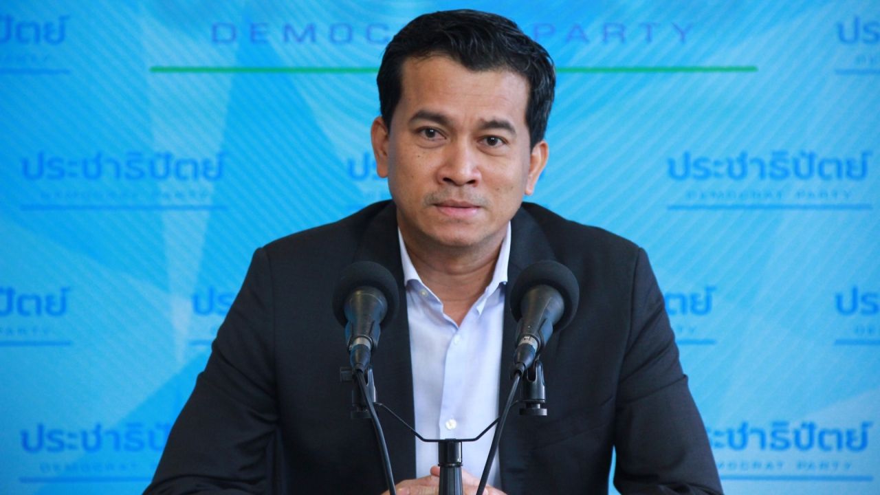 ทนายเชาว์ มีขวด ทนายความอาสา อดีตรองโฆษกพรรคประชาธิปัตย์ และผู้สมัคร ส.ส.บัญชีรายชื่อของพรรคประชาธิปัตย์ 