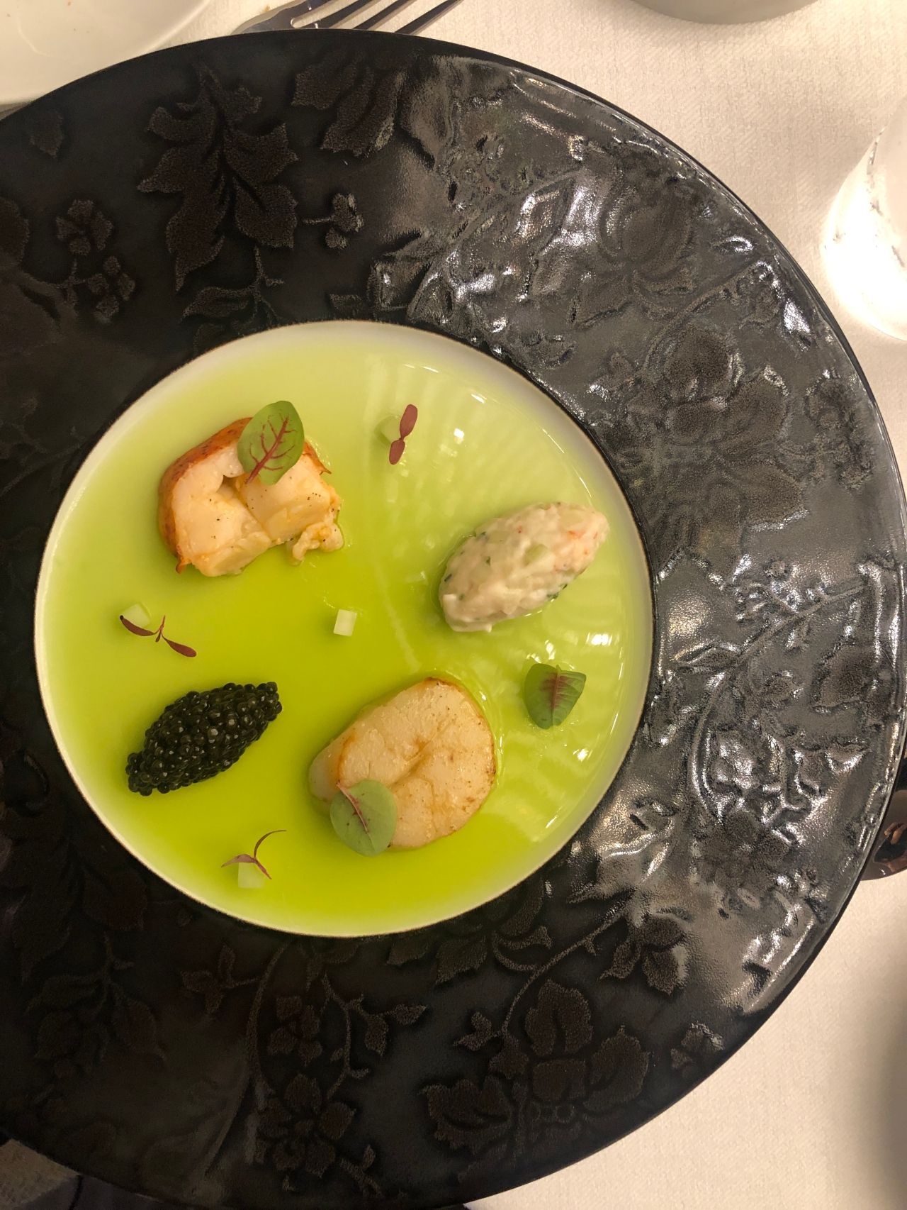 คาเวียร์ หอยเชลล์ ล็อบสเตอร์กับน้ำมันมะกอก และสลัดแอปเปิล พร้อมกรีนเยลลี่