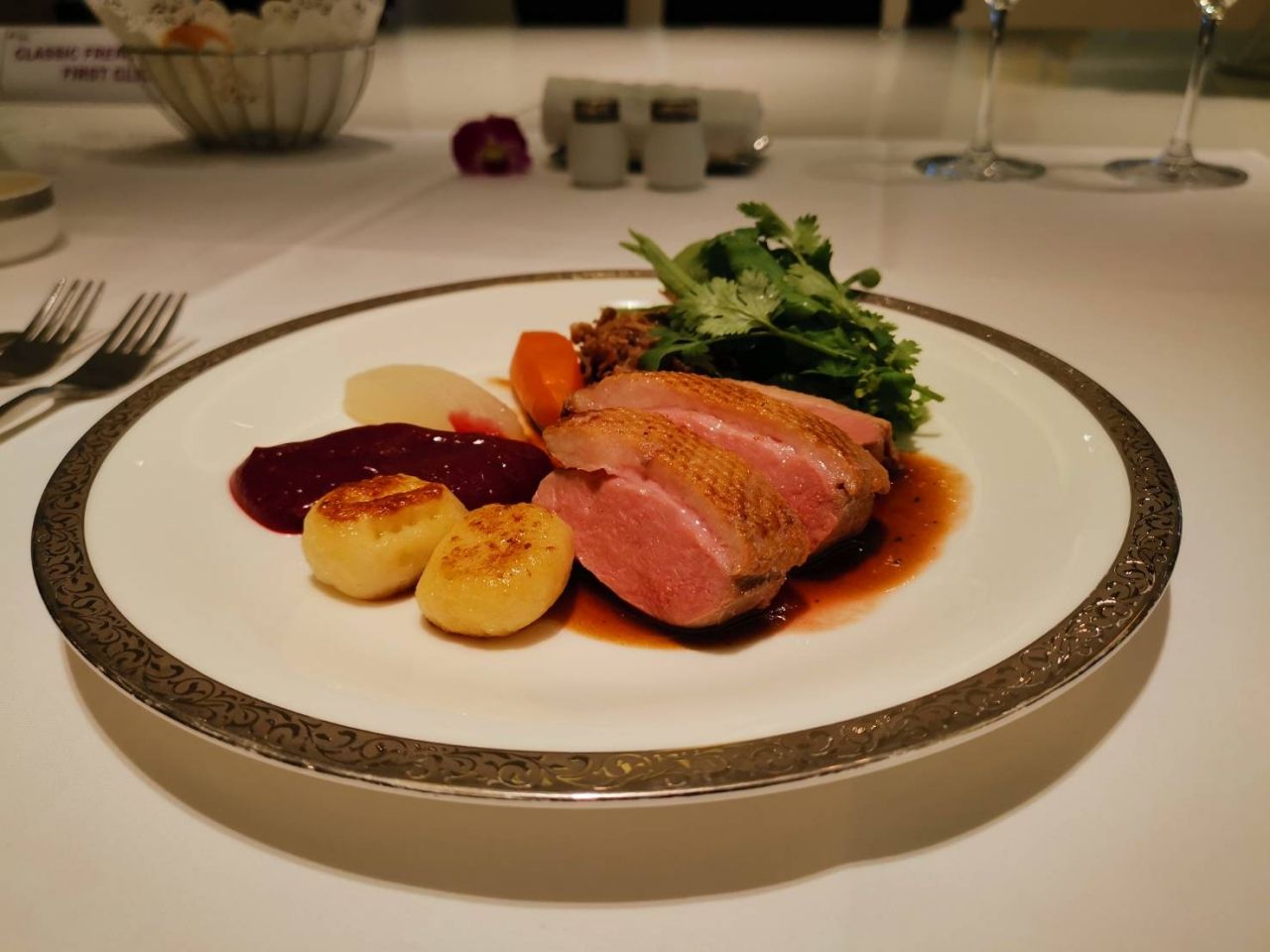 อกเป็ด ซอสขิง บีตรูตบด ยอคคิมันฝรั่ง และสลัดรวม